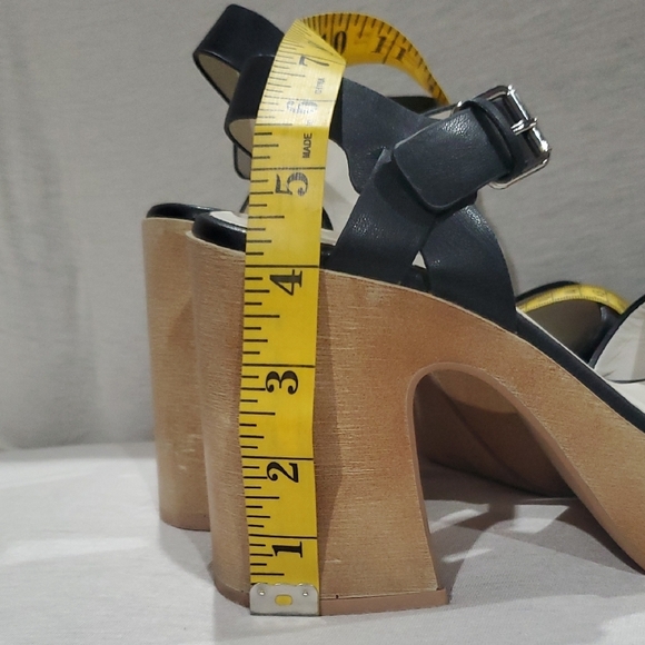 Oasis Society Elegant Black and Tan Platform Heels - Picture 7 of 9